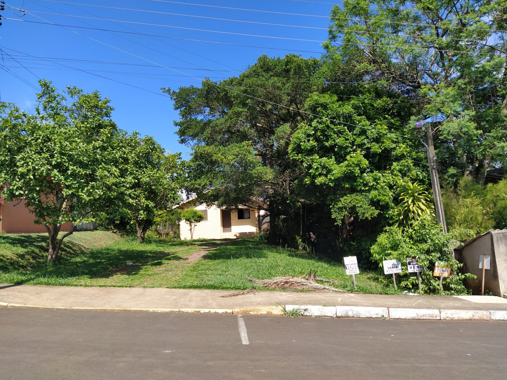 Casa com amplo terreno