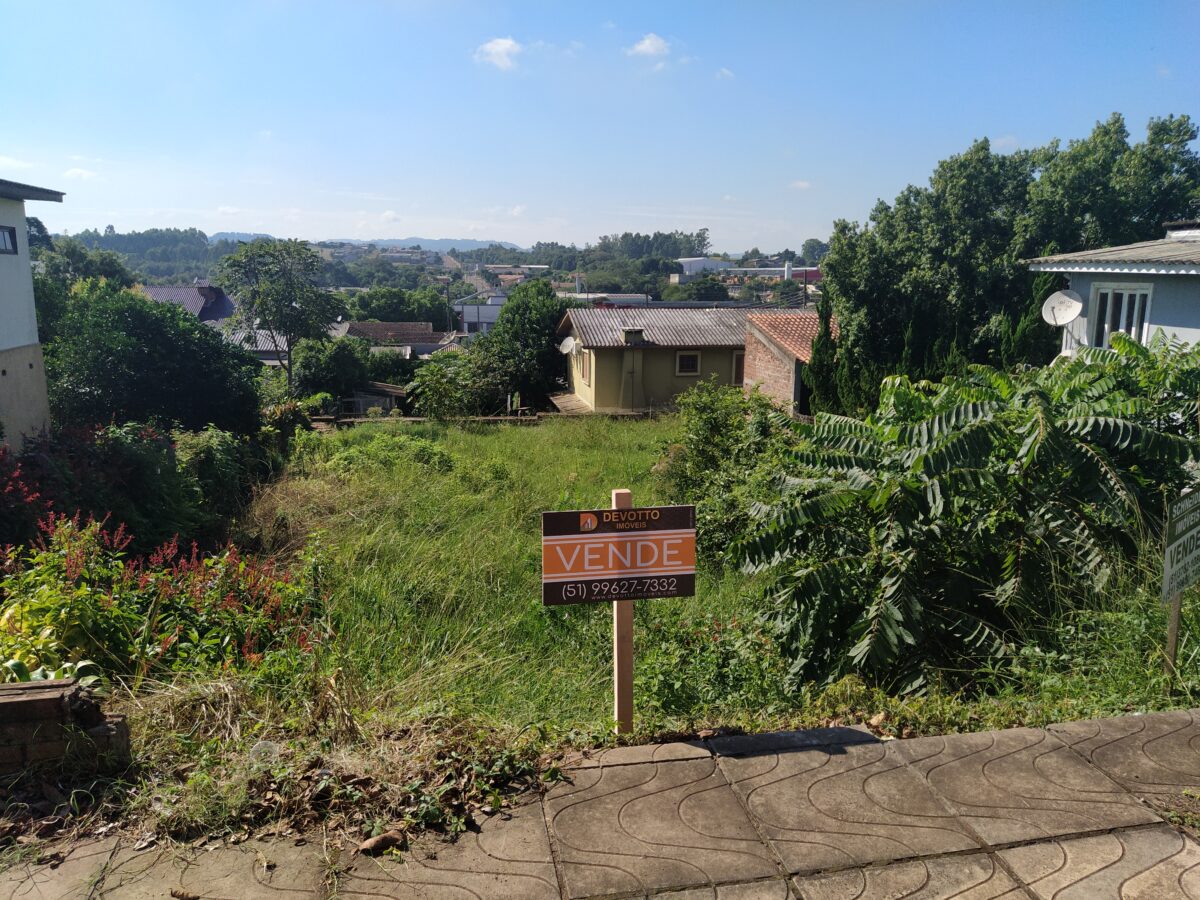 Terreno em frente a praça